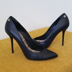Blk Gucci Heels Sz. 41 4 3/4inch heel w/Gold logo